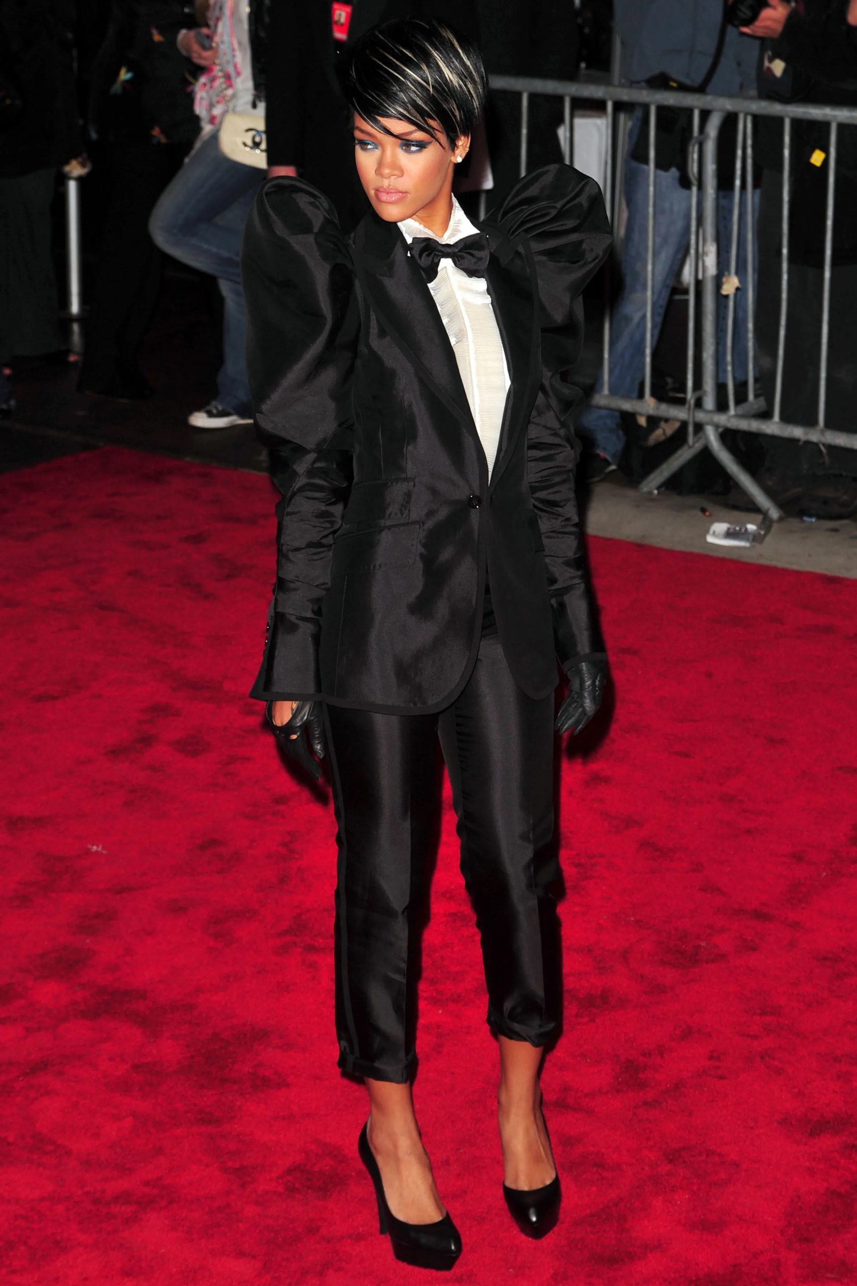 Rihanna in een tuxedo bij het Met Gala
