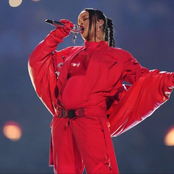 rihanna-onthult-zwangerschap-van-haar-tweede-kindje-tijdens-super-bowl-242096