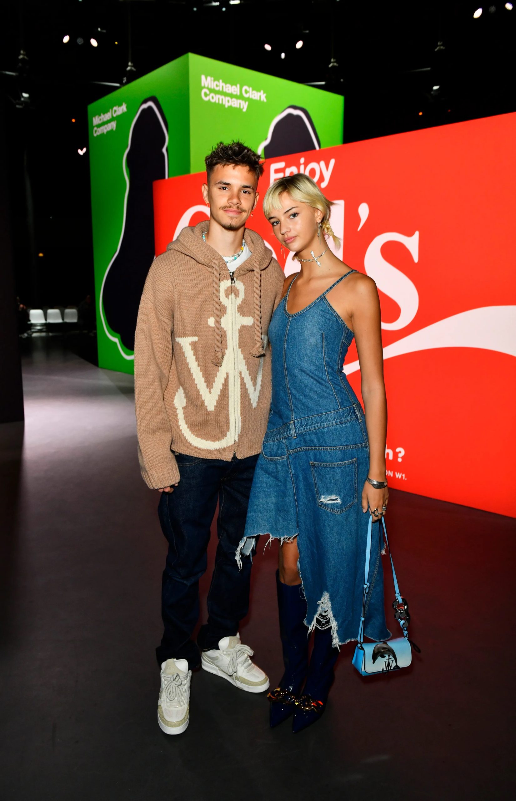 Romeo Beckham en Mia Regan bij JW Anderson tijdens London Fashion Week