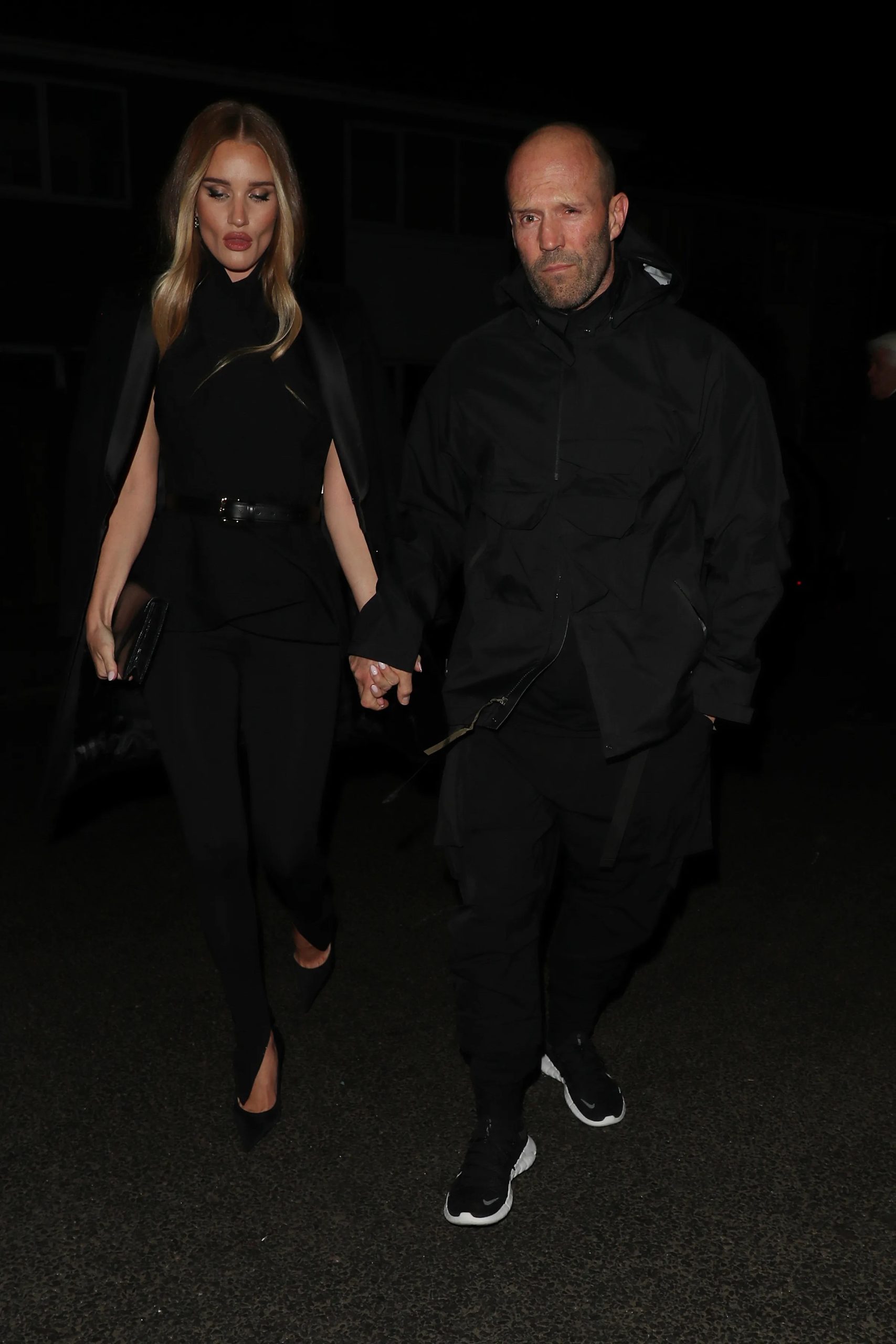 Rosie Huntington-Whiteley en Jason Statham bij Burberry tijdens London Fashion Week herfst/winter 2023