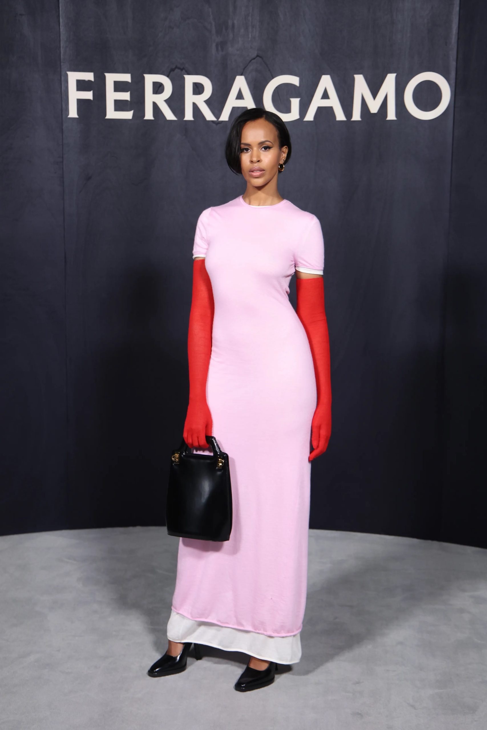 Sabrina Dhowre Elba bij Ferragamo tijdens Milan Fashion Week