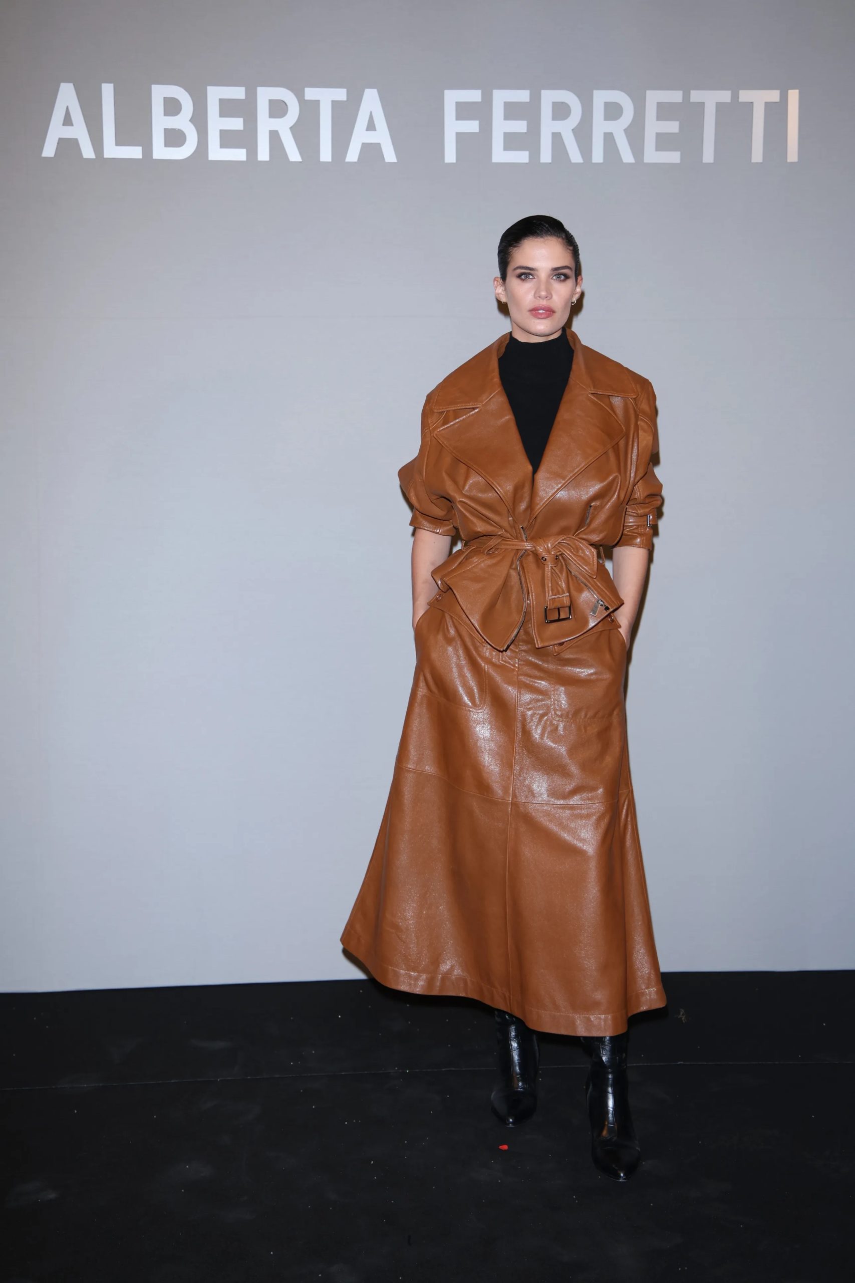 Sara Sampaio bij Alberta Ferretti tijdens Milan Fashion Week herfst/winter 2023