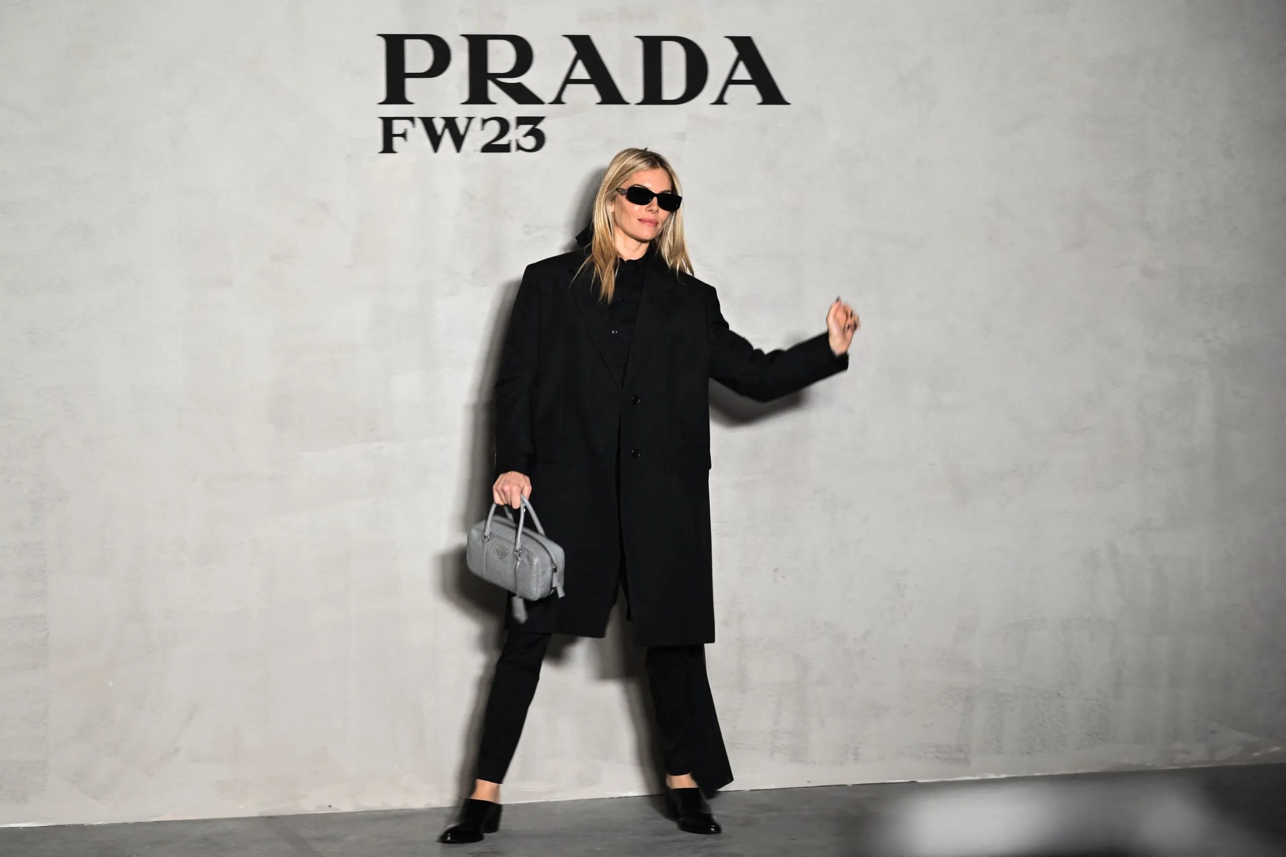 Sienna Miller bij Prada tijdens Milan Fashion Week