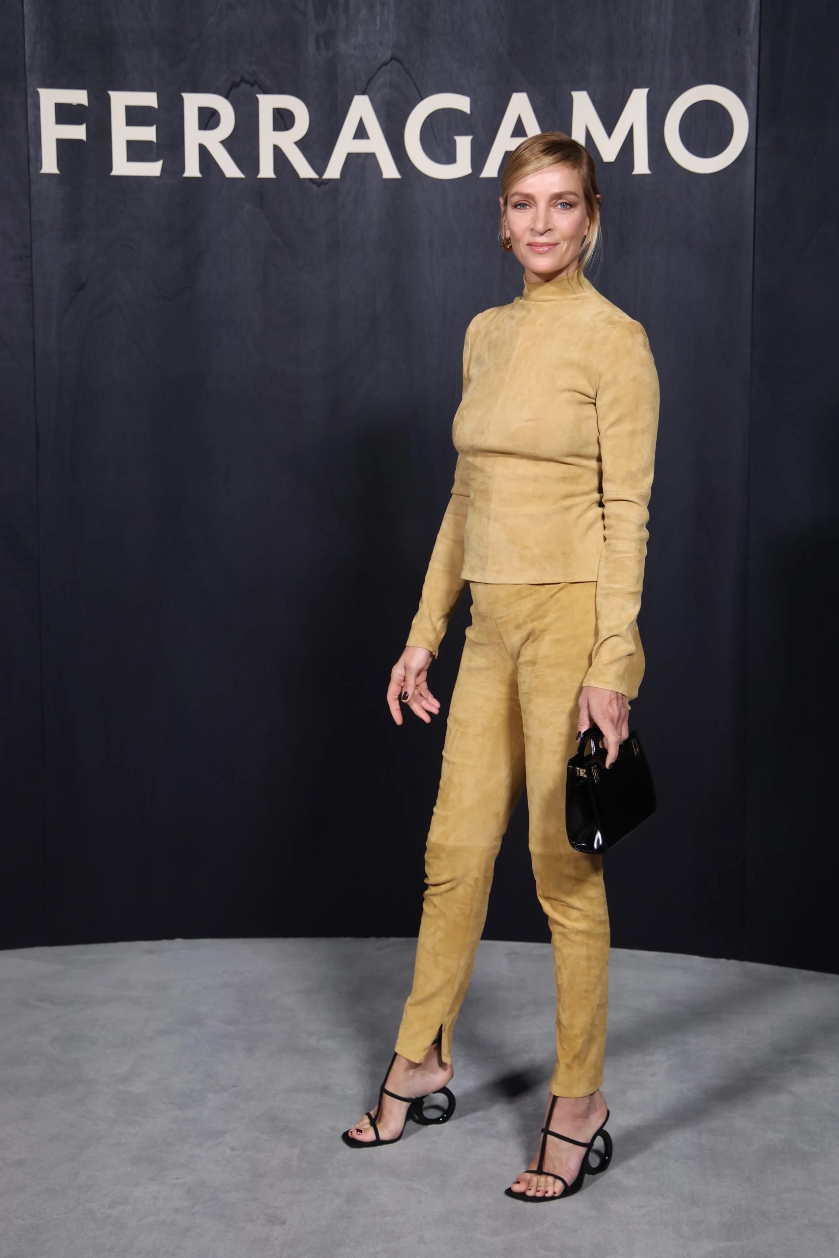 Uma Thurman bij Ferragamo tijdens Milan Fashion Week