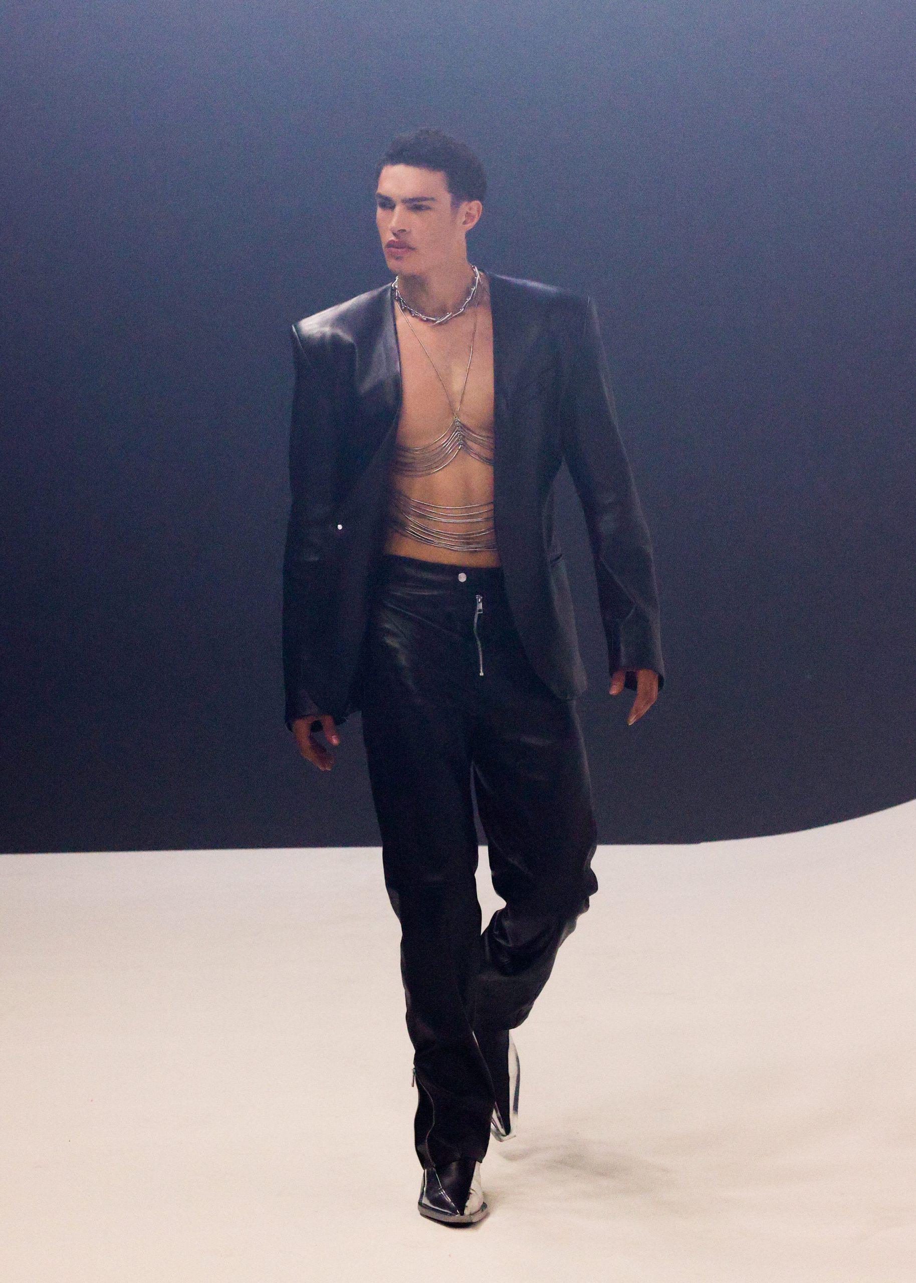 Mannelijk model in zwart leren blazer tijdens de H&M x Mugler show in New York