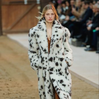 stella-mccartney-viert-haar-liefde-voor-paarden-met-herfst-winter-2023-show-245354