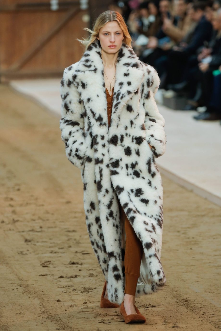 stella-mccartney-viert-haar-liefde-voor-paarden-met-herfst-winter-2023-show-245354