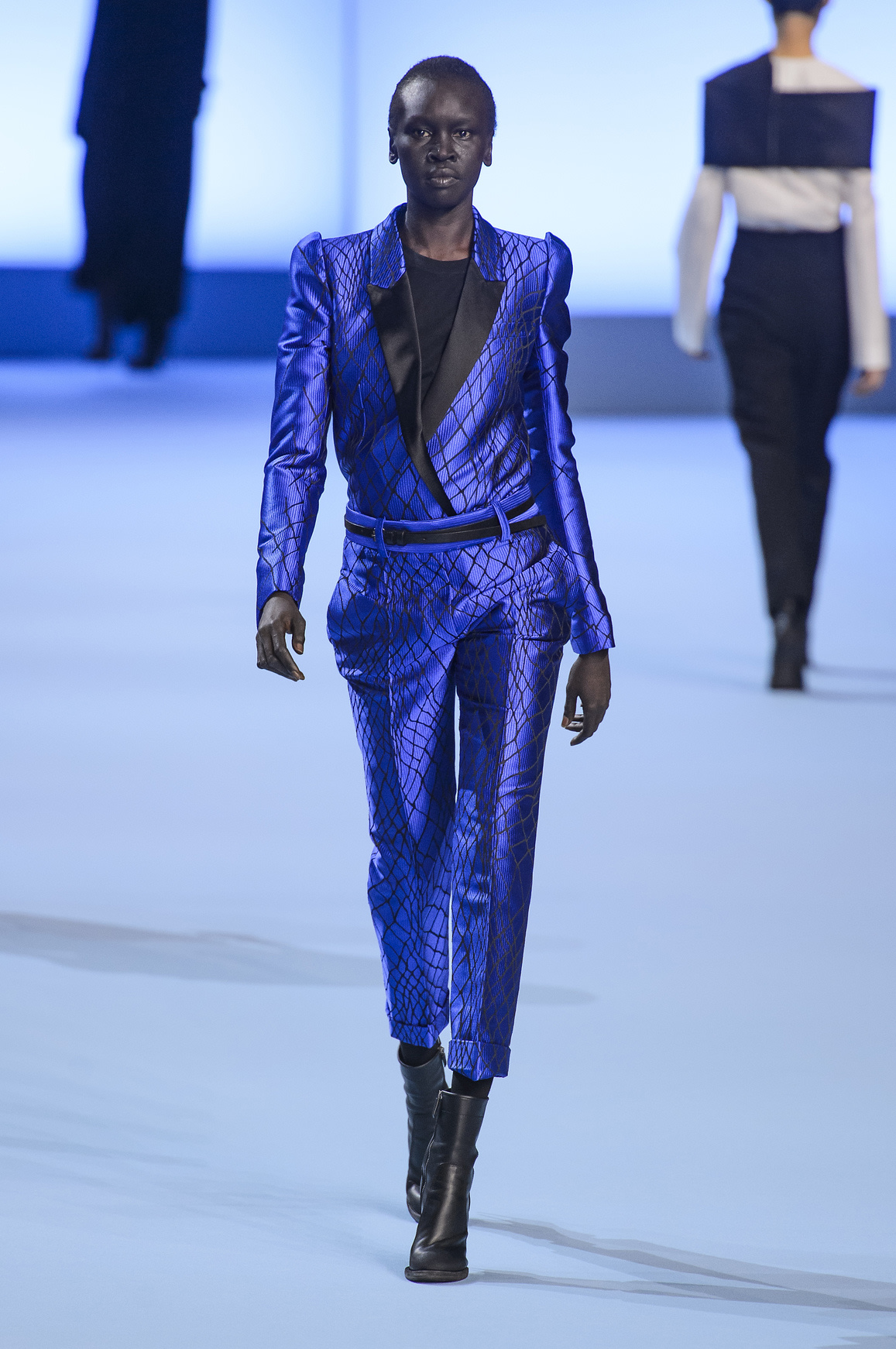 Alek Wek op de catwalk bij Haider Ackermann herfst/winter 2017
