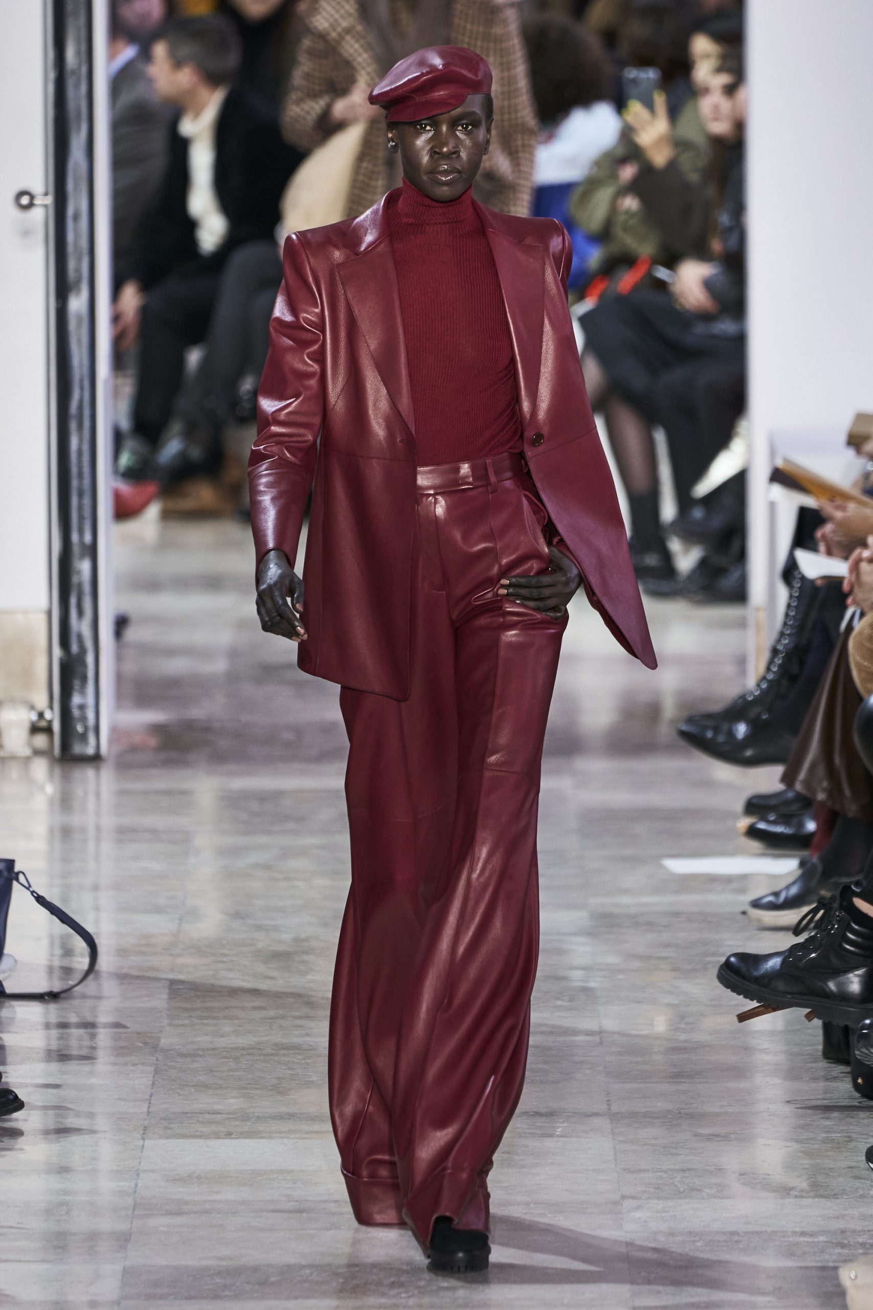 Alek Wek op de catwalk bij Akris herfst/winter 2020