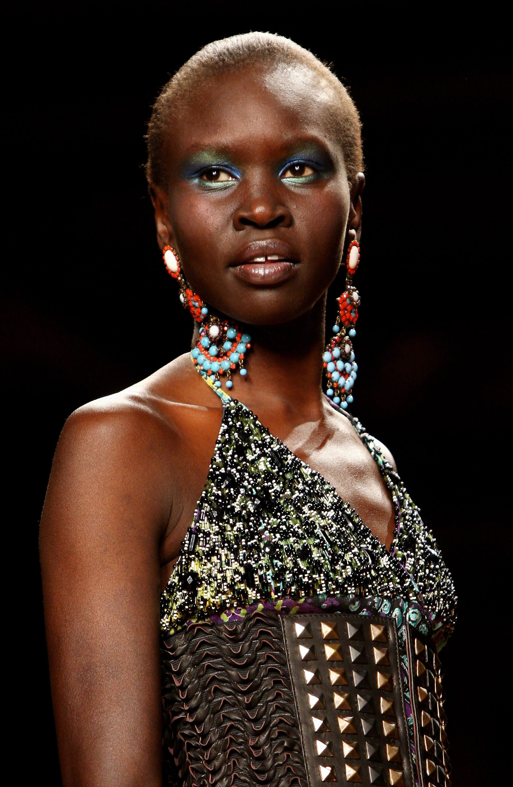 Alek Wek met een kleurrijke beautylook op de catwalk in 2009