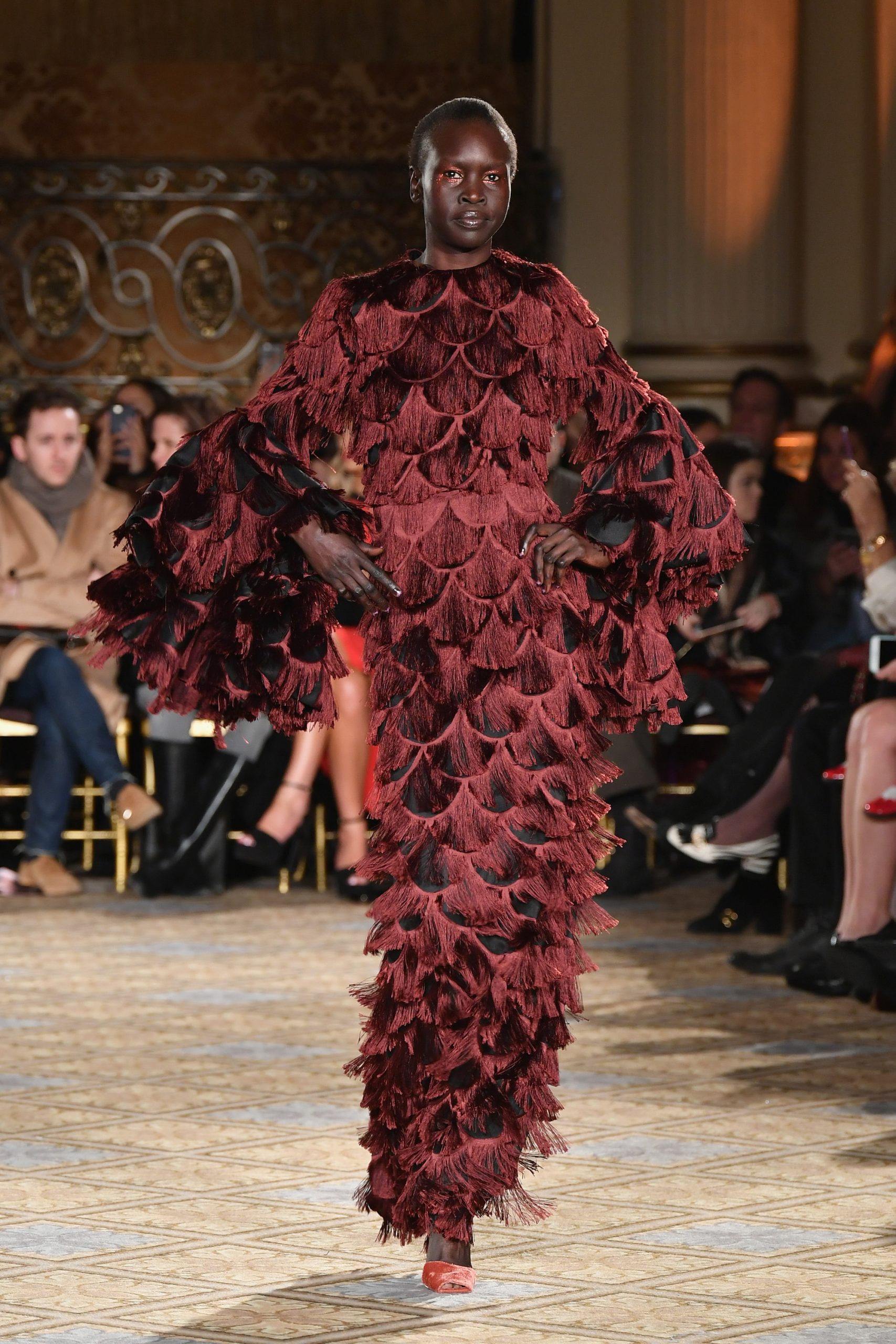 Alek Wek op de catwalk bij Christian Siriano herfst/winter 2017