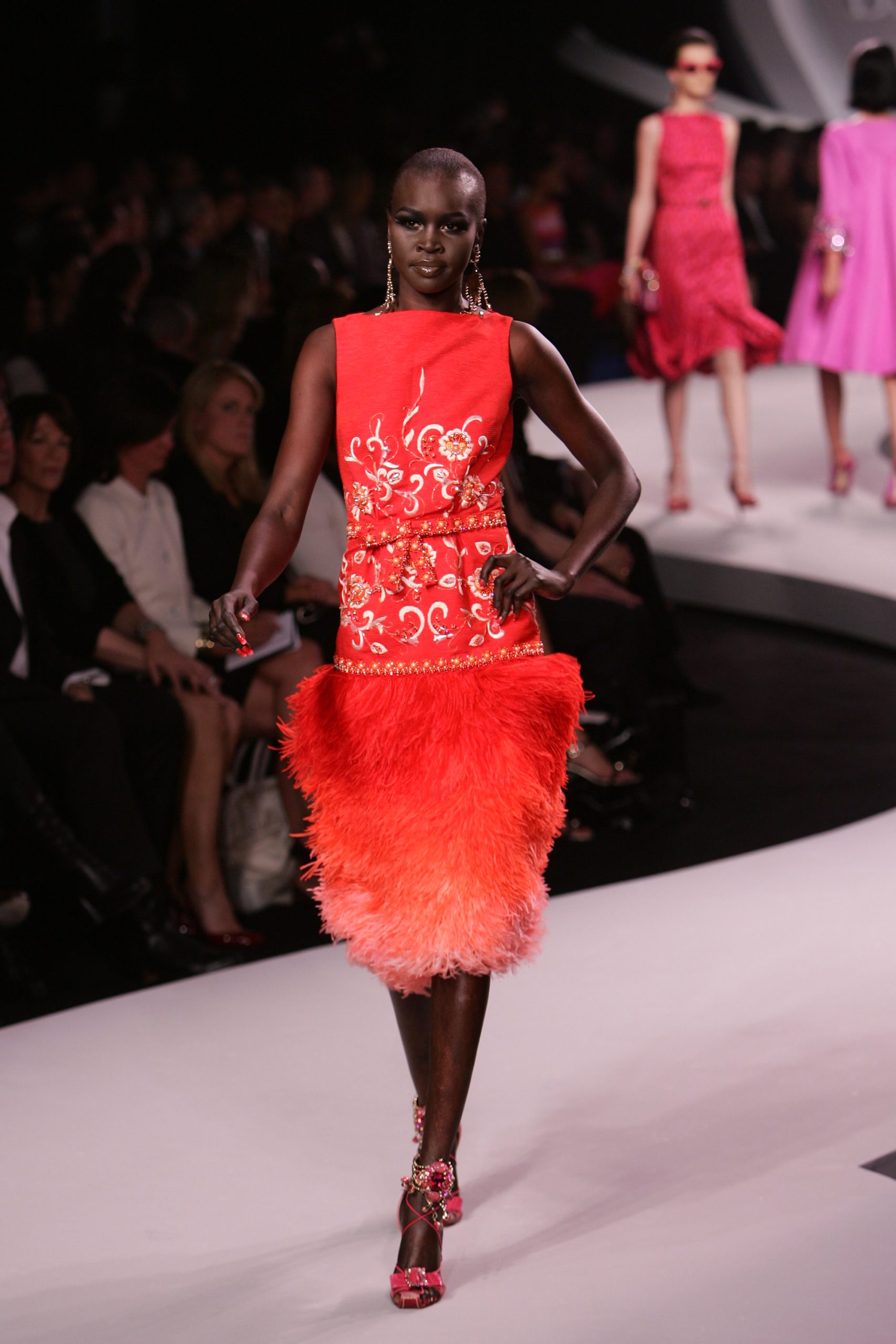 Alek Wek op de catwalk bij Dior Cruise 2008