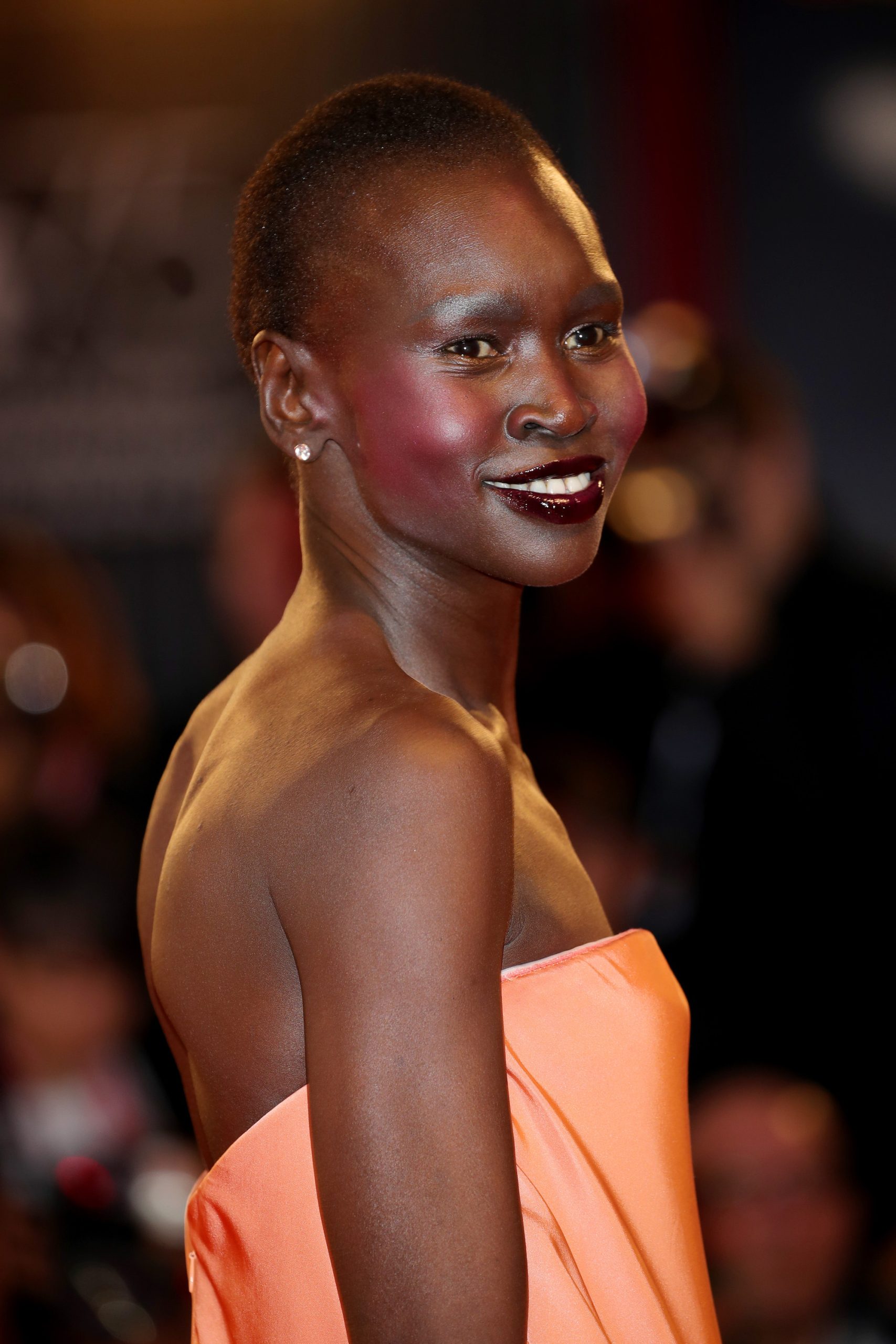 Alek Wek met een opvallende beautylook bij het Venetië Filmfestival in 2018
