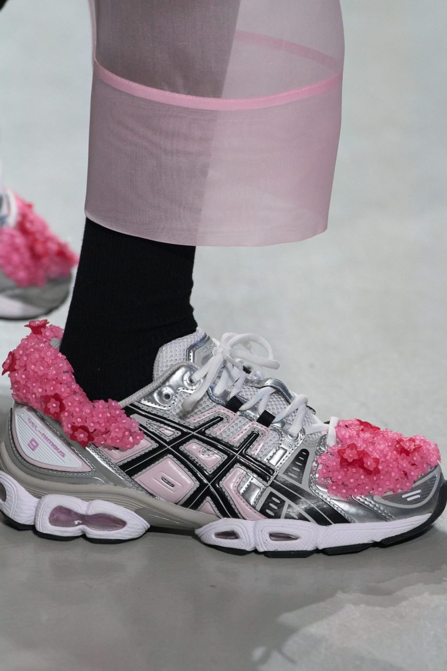 deens-cultlabel-cecilie-bahnsen-onthult-nieuwe-dromerige-asics-collab-tijdens-pfw-244789