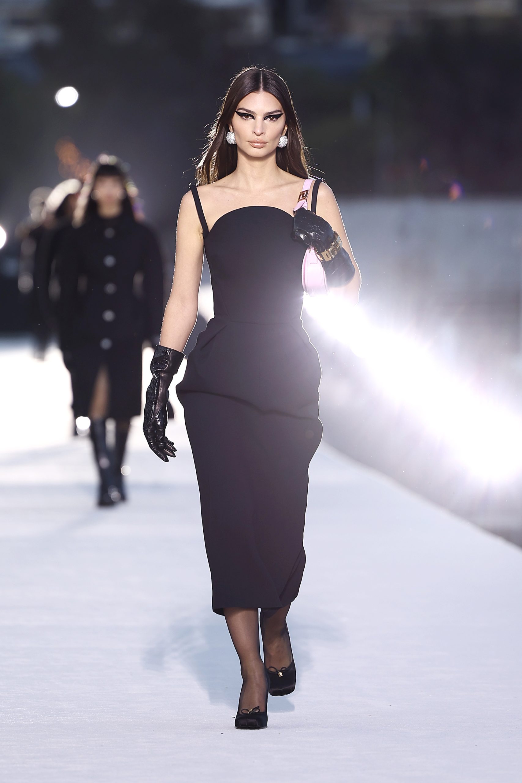 Emily Ratajkowski bij Versace herfst/winter 2023