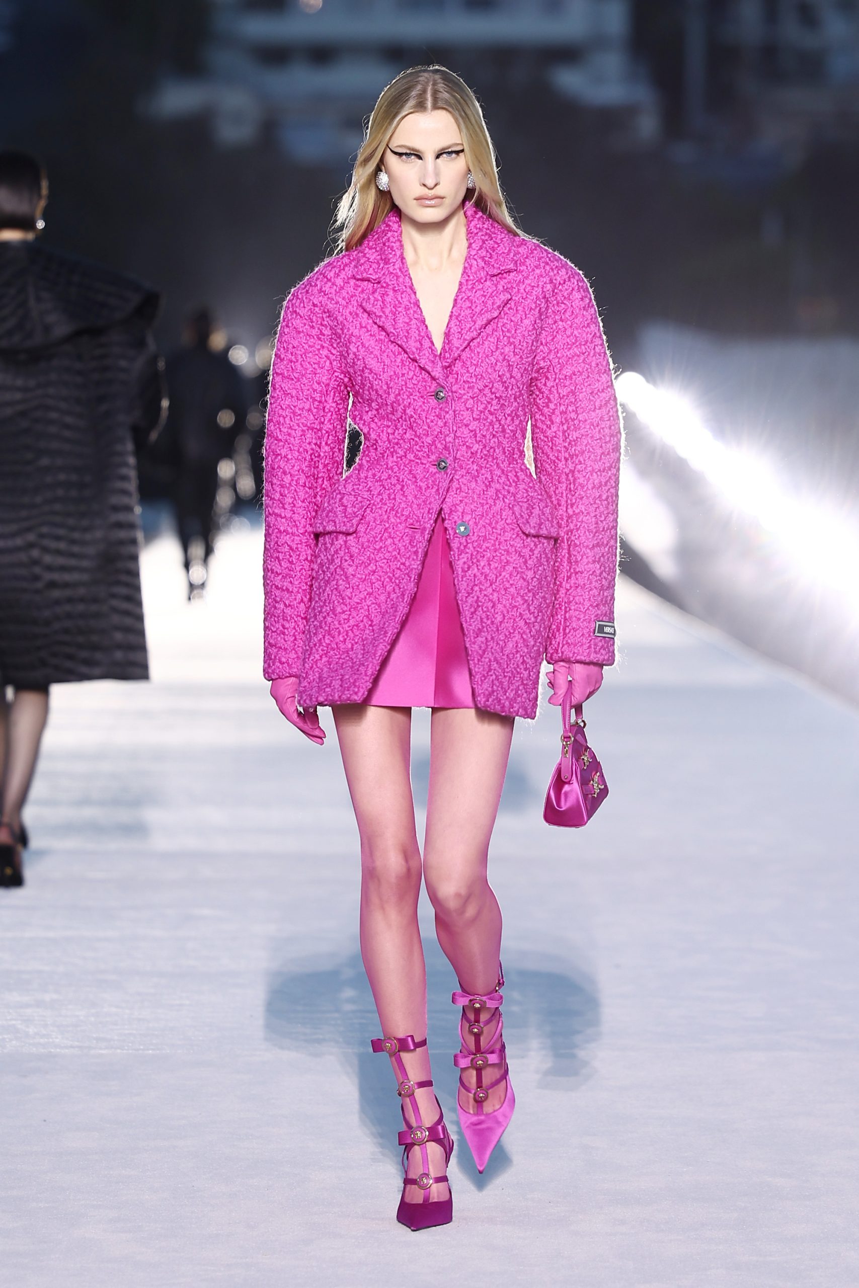Felice Noordhoff bij Versace herfst/winter 2023