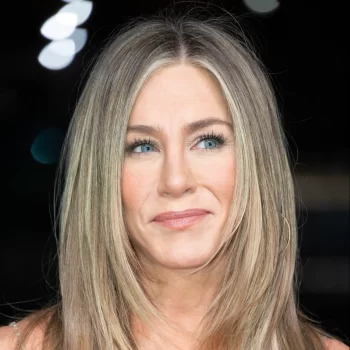 jennifer-aniston-geeft-moderne-twist-aan-the-rachel-in-parijs-247064