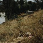 Vrouw ligt in gras te slapen