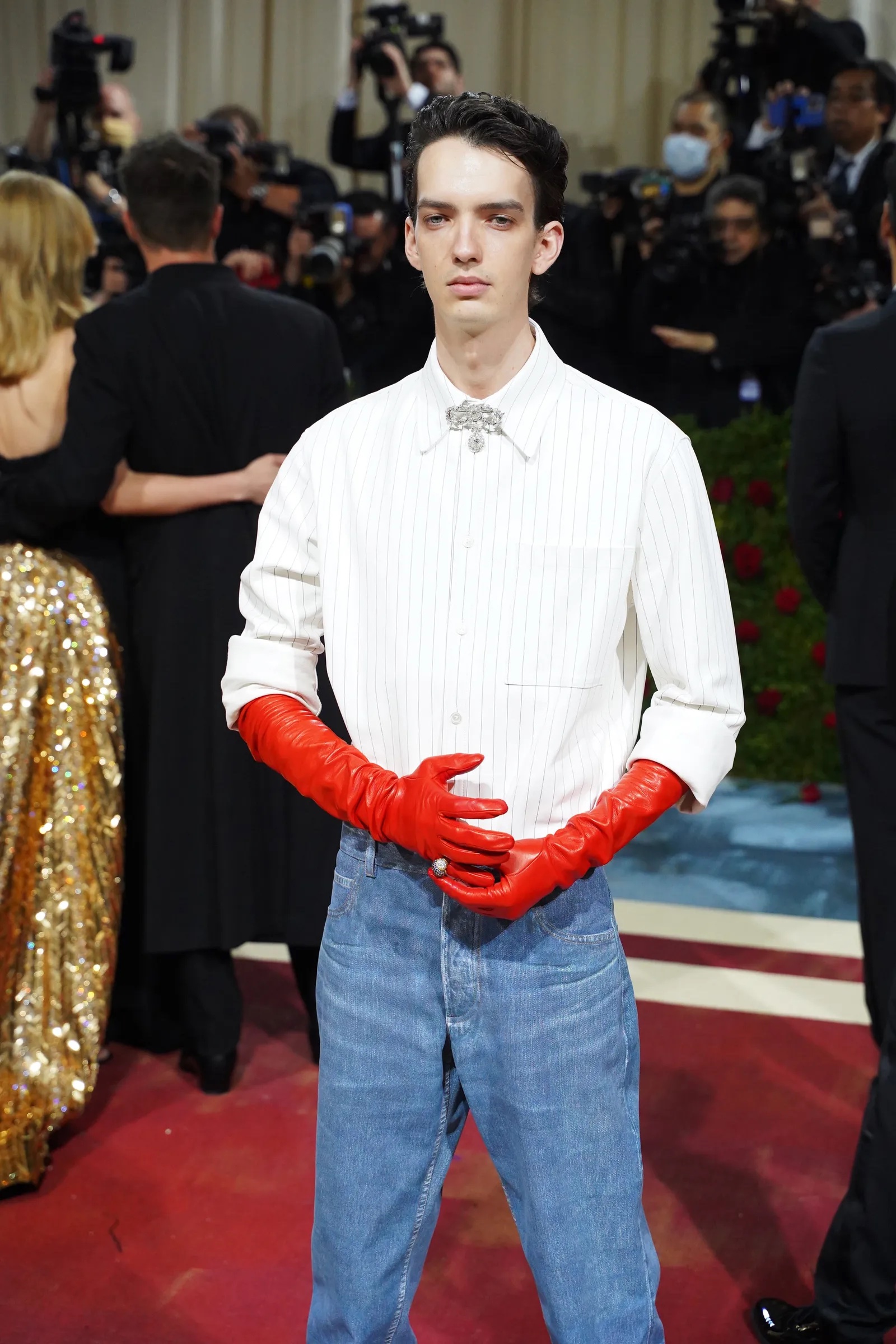 Kodi Smit-McPhee in avondhandschoenen