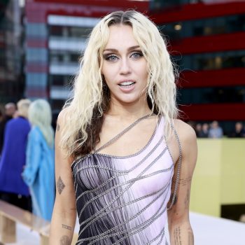 miley-cyrus-doet-hoofden-omdraaien-in-zwart-paarse-ombre-tule-jurk-bij-versace-245884