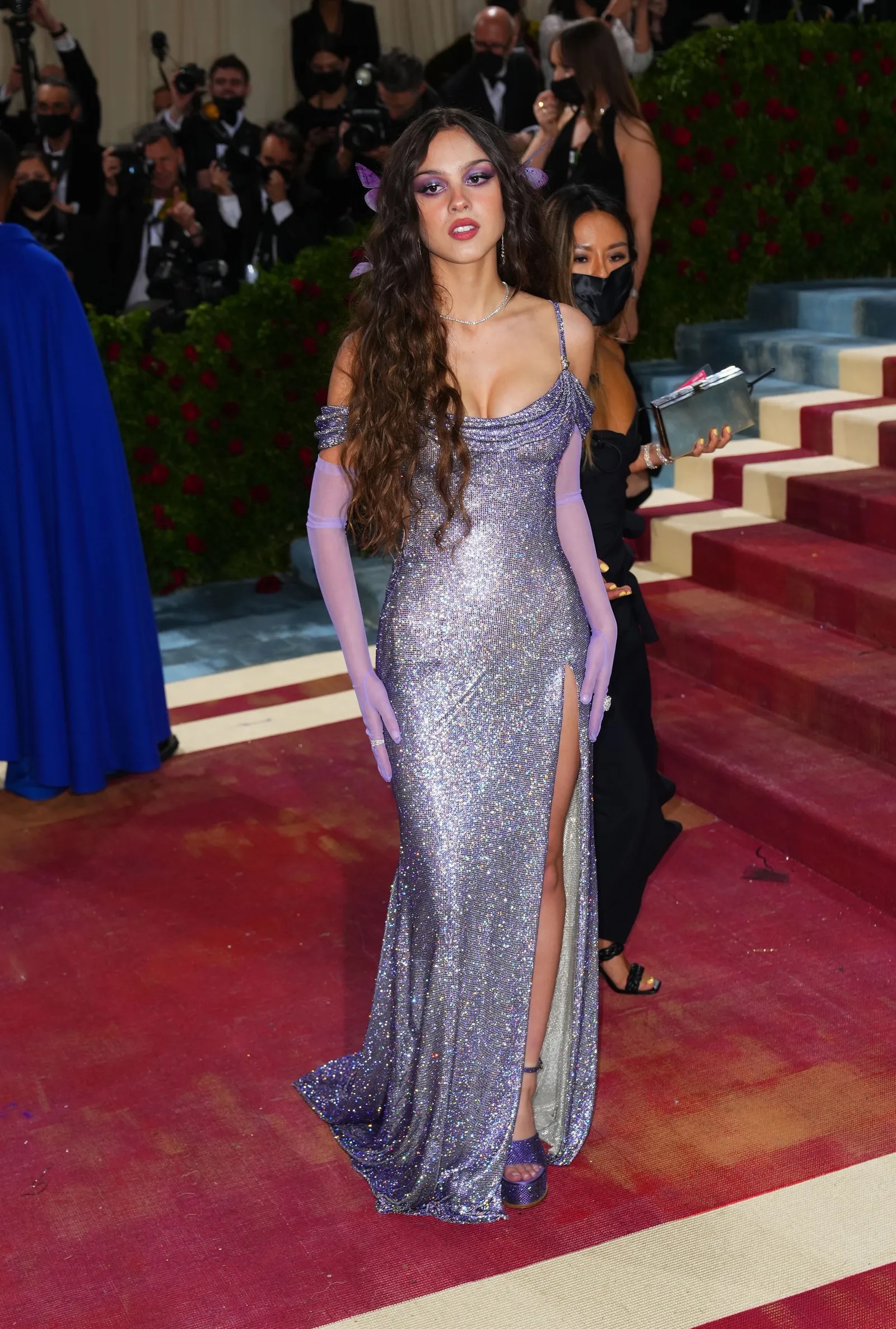 Olivia Rodrigo in avondhandschoenen