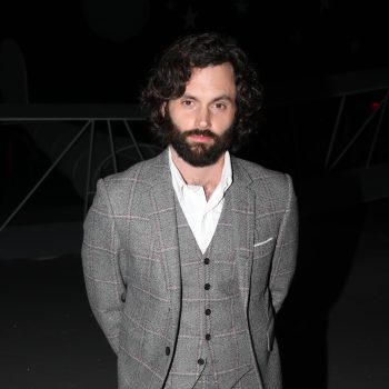 onverwacht-stijlicoon-you-acteur-penn-badgley-van-top-tot-teen-in-valentino-247701