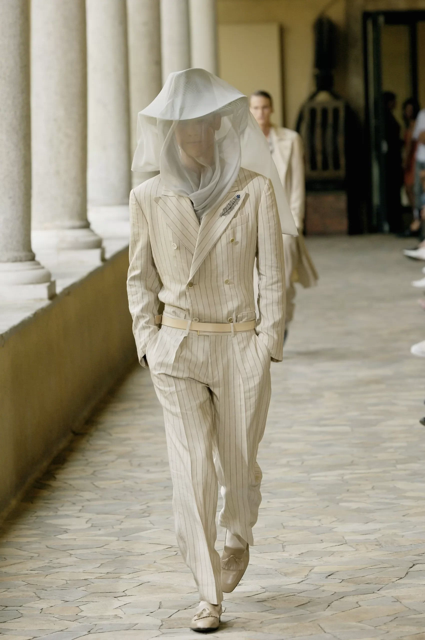 Model in licht-beige pak