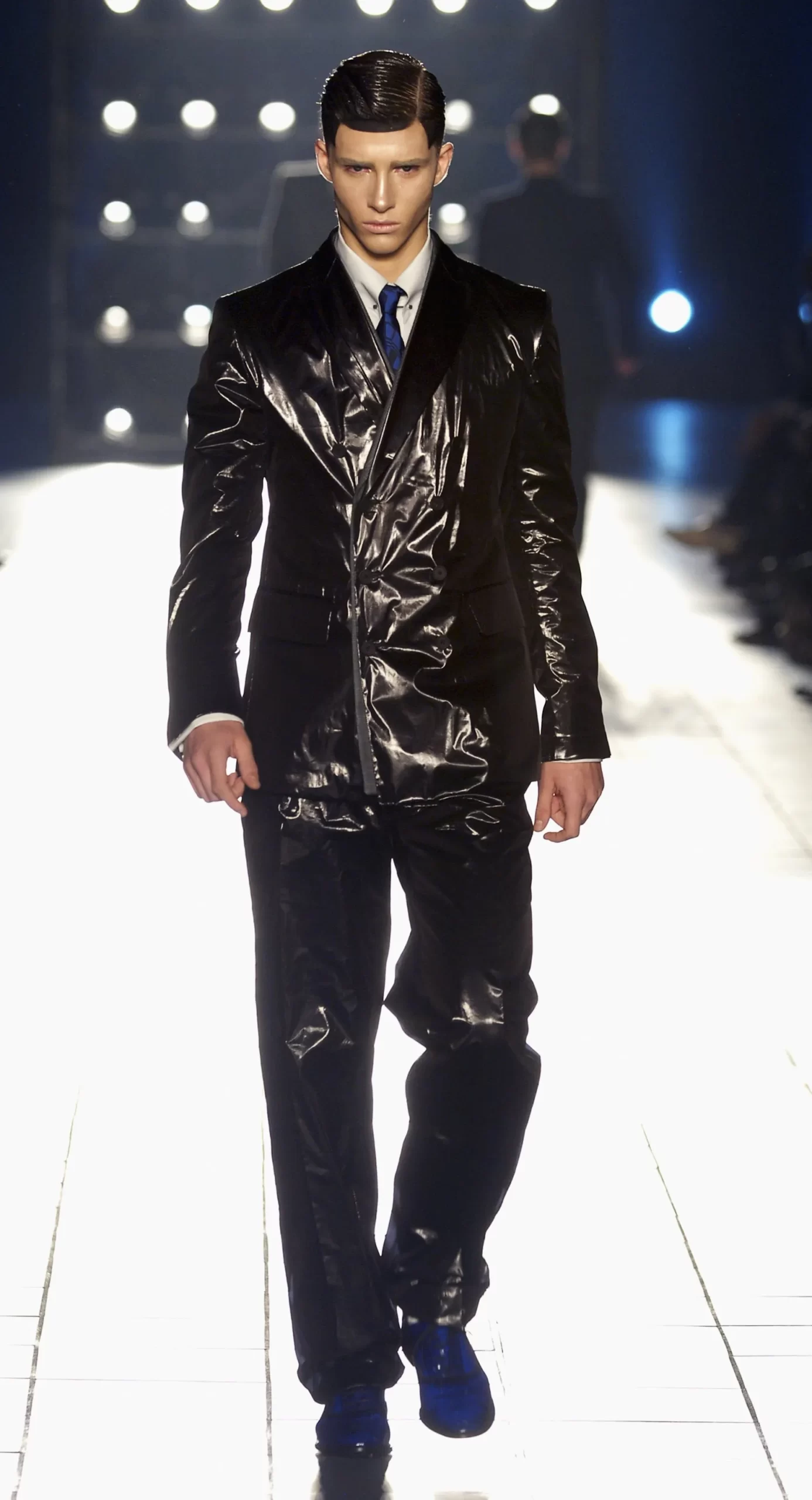 Model in compleet leren pak van McQueen