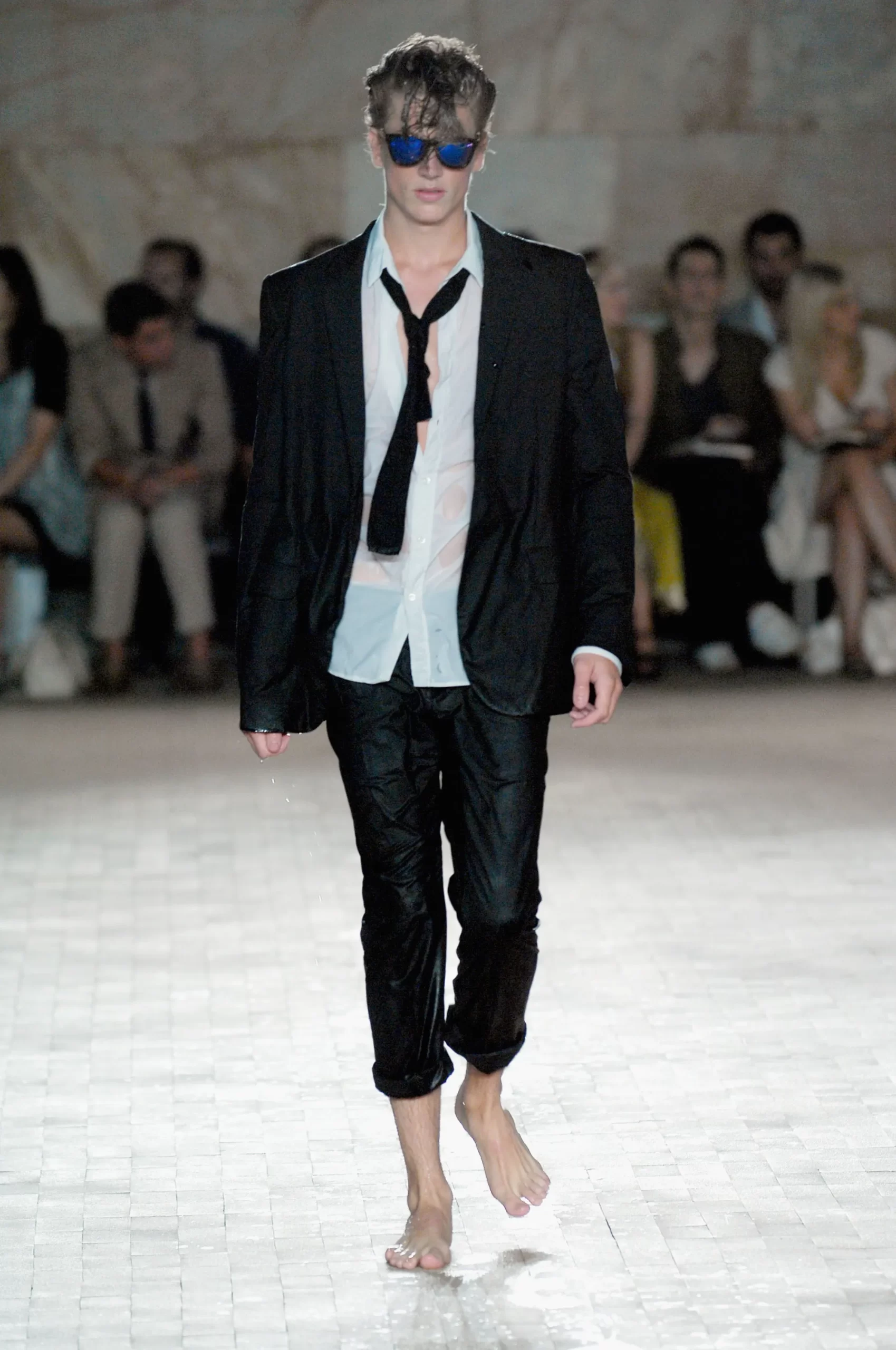 Model loopt in outfit van Alexander McQueen