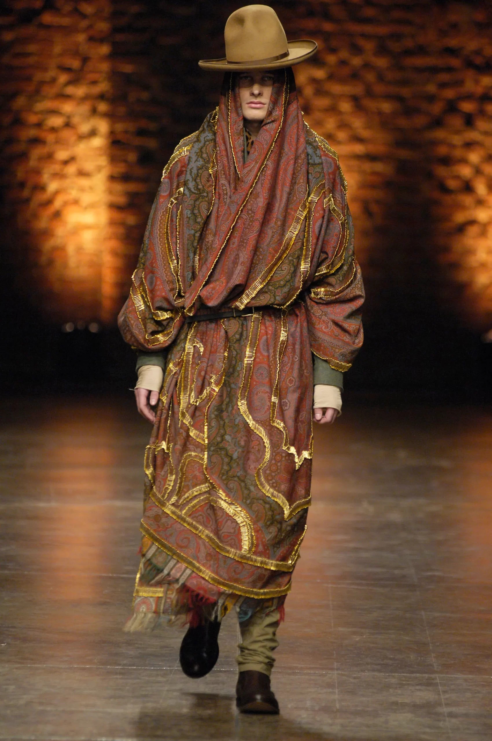 Model loopt voor Alexander McQueen