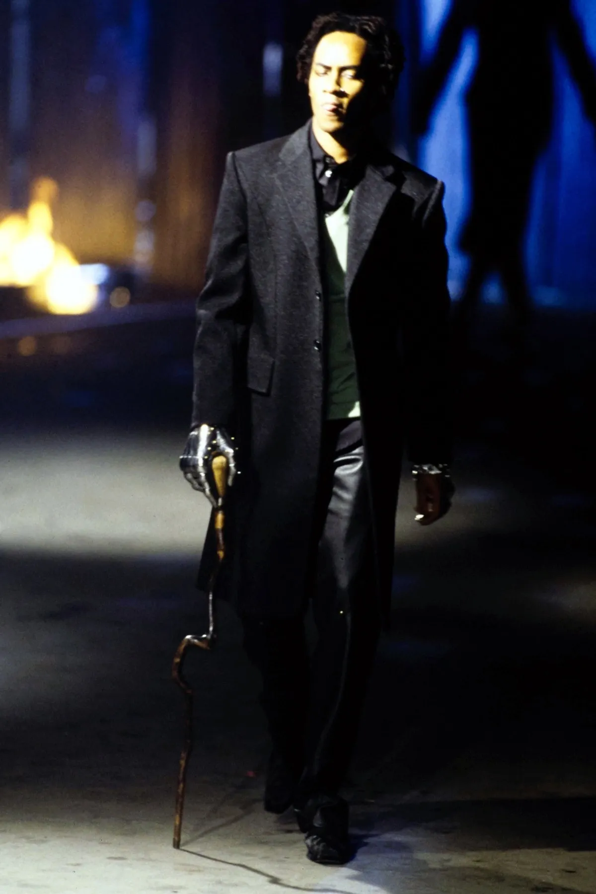 Model in lange jas die loopt voor McQueen