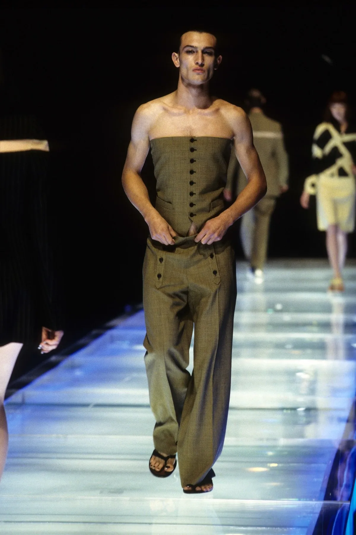 Model in corset top en wijde broek