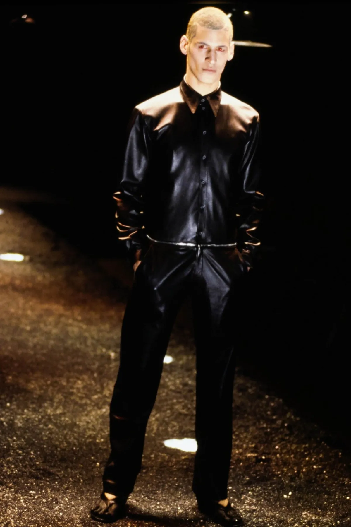 Model in compleet leren pak