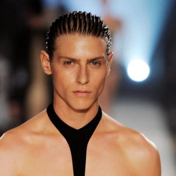 alexander-mcqueen-was-ook-een-genie-in-de-mannenmode-en-deze-14-looks-zijn-het-bewijs-247230