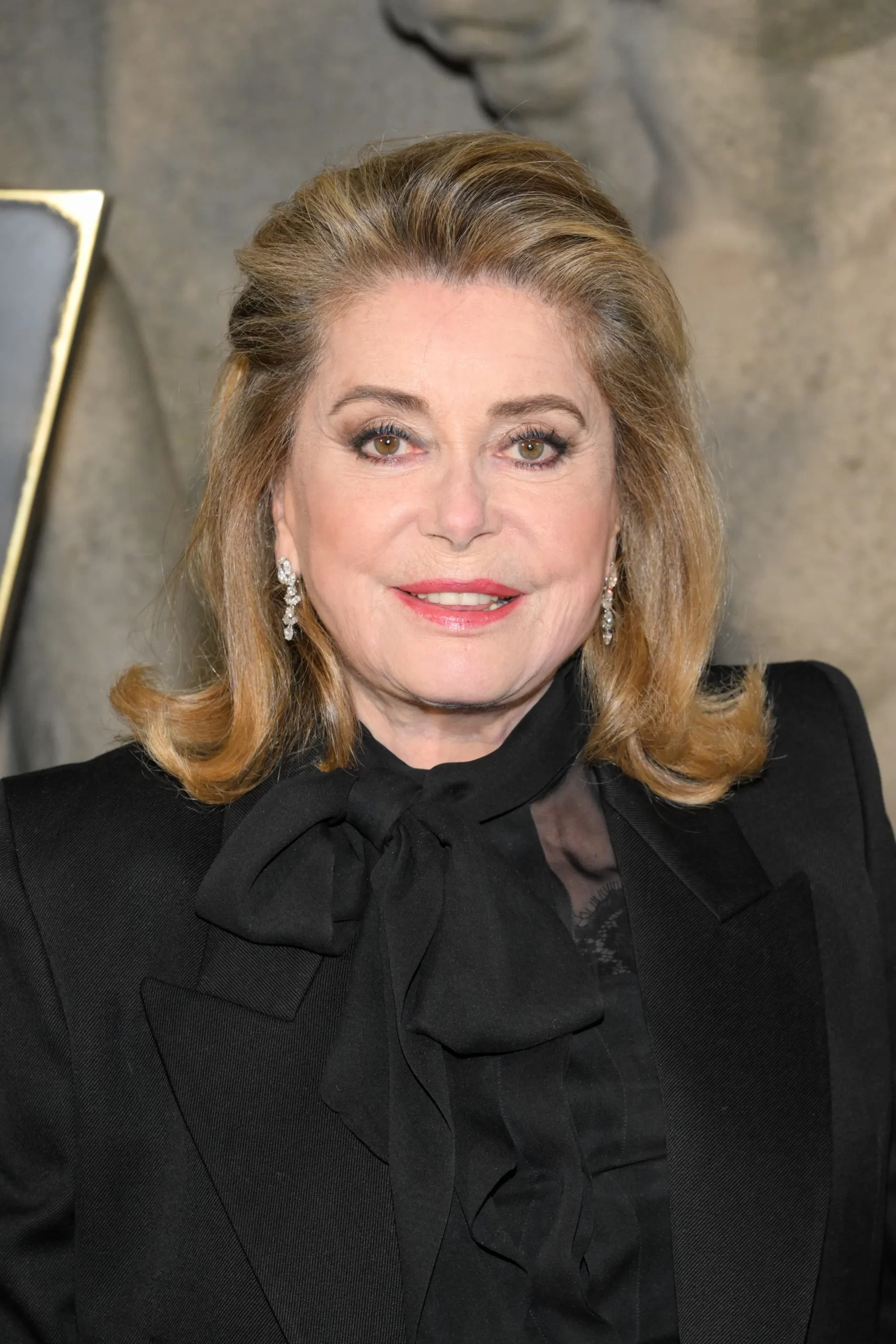 Catherine Deneuve met een van de kapsels die je wil proberen als je 50-plus bent