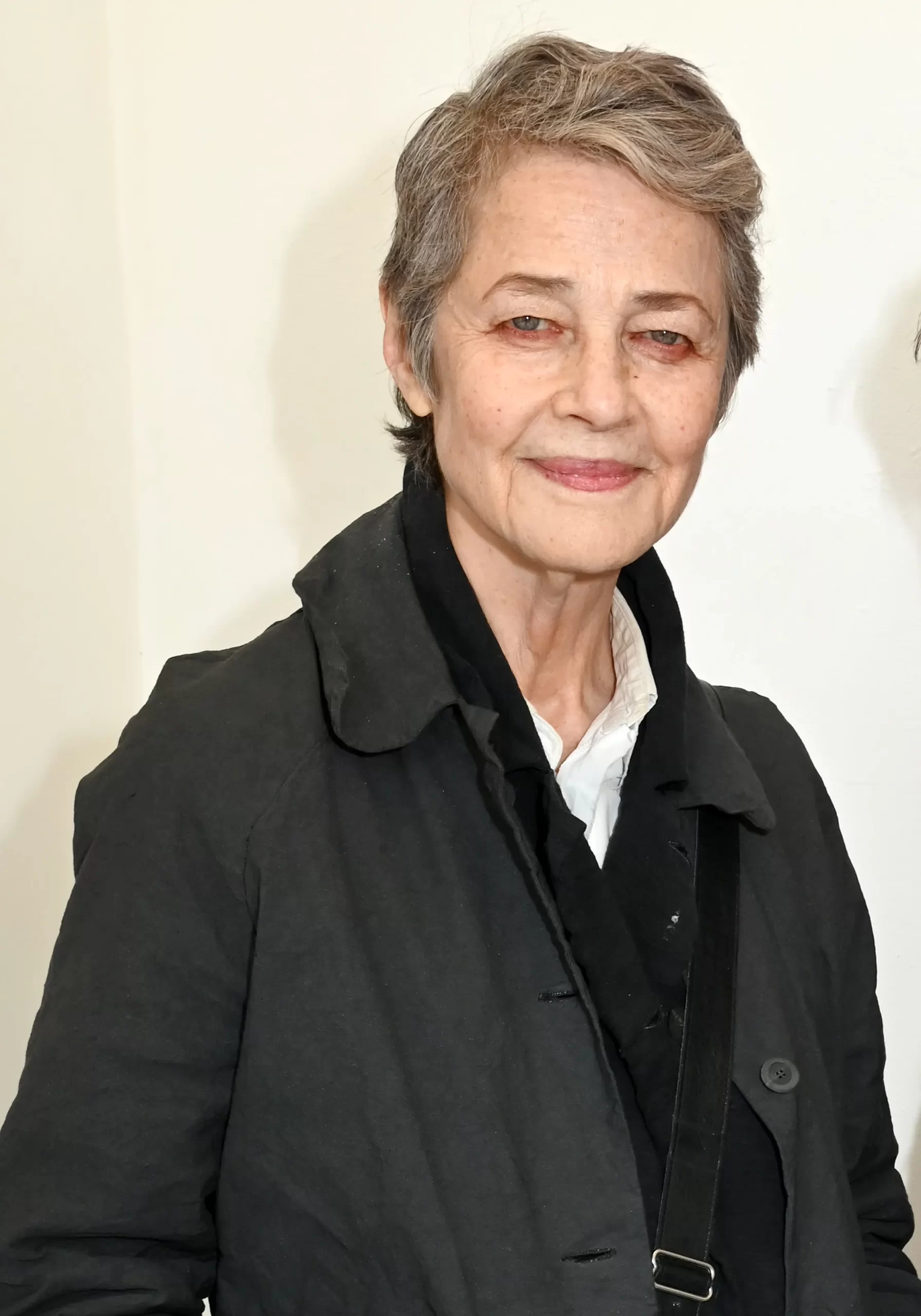 Charlotte Rampling met een van de kapsels die je wil proberen als je 50-plus bent