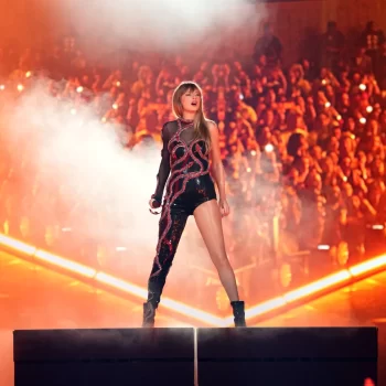 taylor-swift-trapt-haar-eras-tour-af-in-volledig-met-juwelen-versierde-outfits-246968