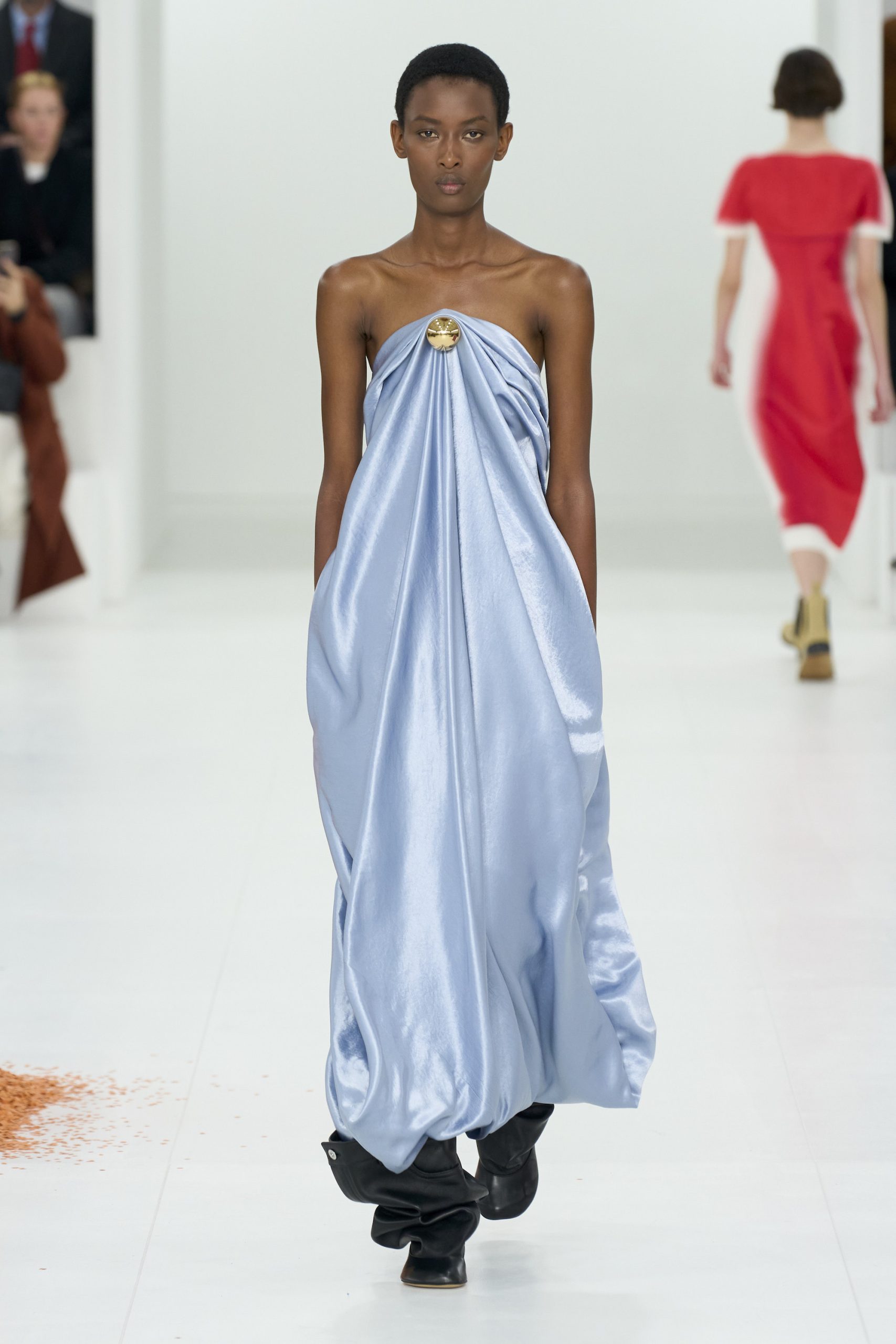 Lichtblauwe draperiejurk van Loewe