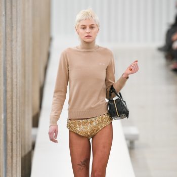 emma-corrin-sluit-miu-miu-show-af-in-fonkelende-hotpants-of-is-het-een-onderbroek-245389