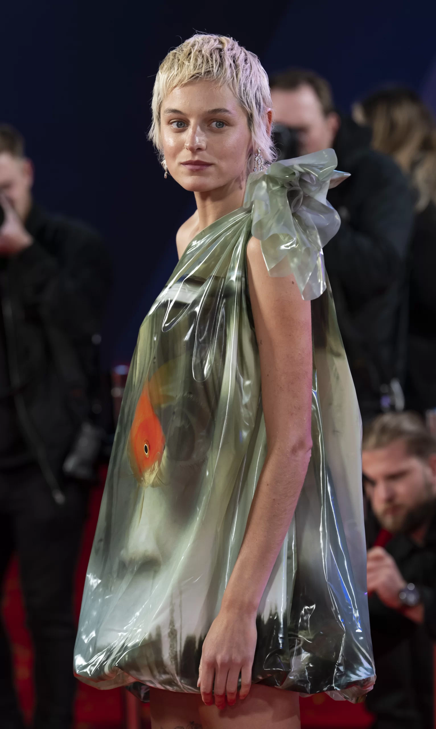 Emma Corrin in rode loper look