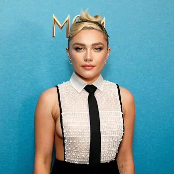 florence-pugh-geeft-sexy-draai-aan-de-klassieke-blouse-met-stropdas-247183