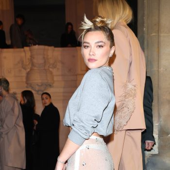 florence-pugh-gaat-voor-barely-there-glamour-tijdens-valentinos-herfst-winter-2023-show-245103