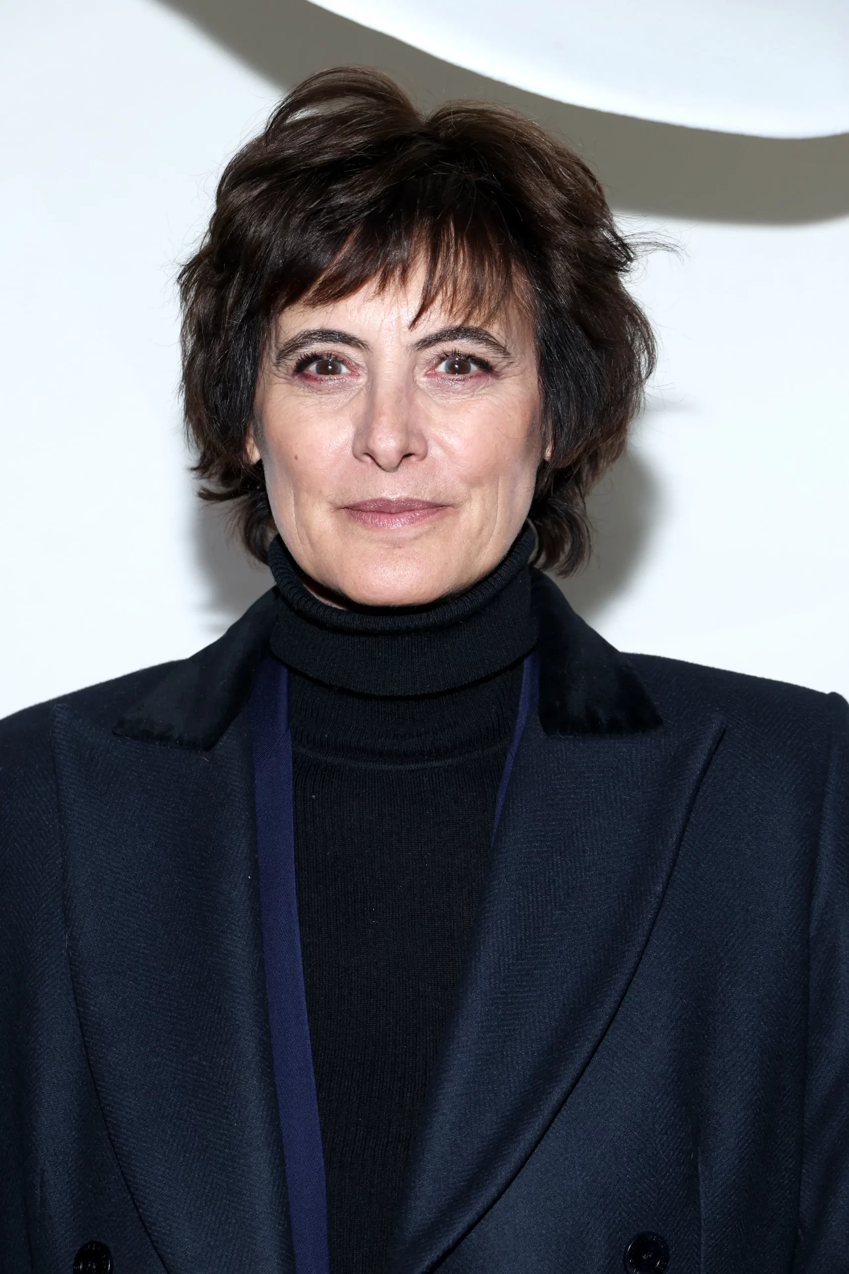 Ines de la Fressange met een van de kapsels die je wil proberen als je 50-plus bent