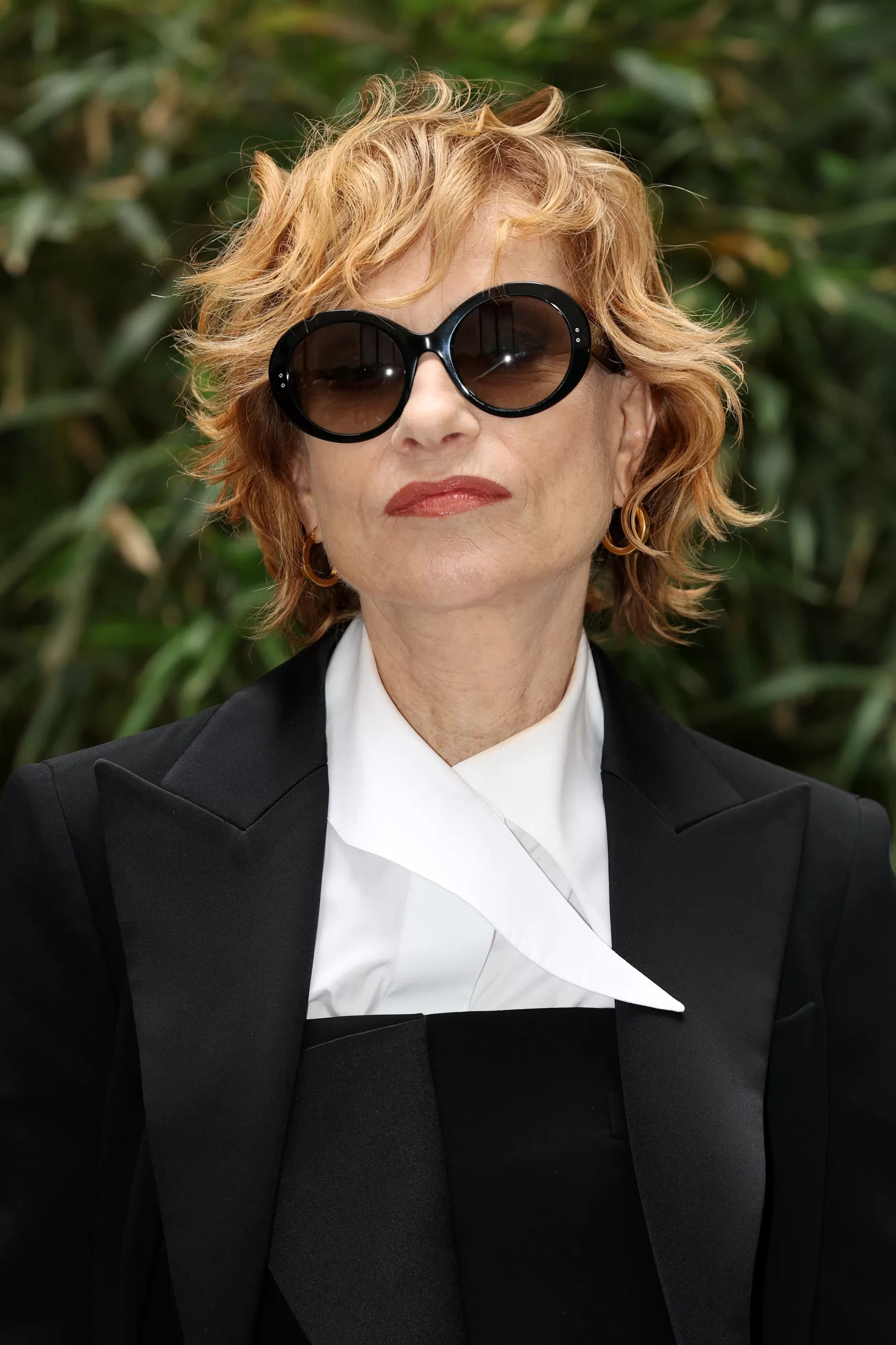 Isabelle Huppert met een van de kapsels die je wil proberen als je 50-plus bent