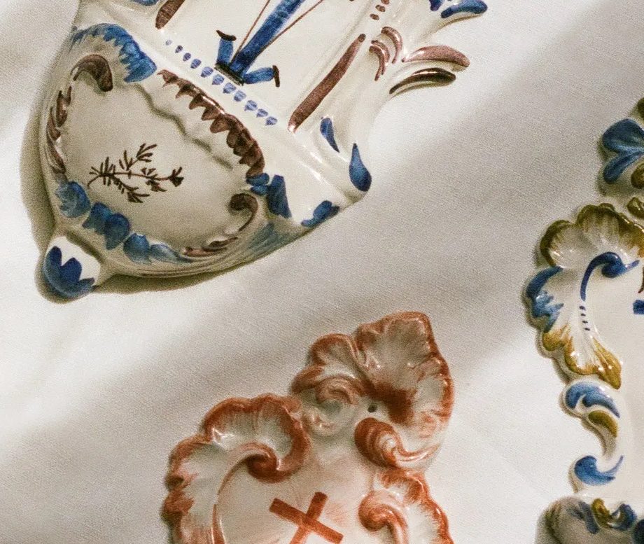 keramieken-kannen-en-geborduurde-tafelkleden-het-italiaanse-nonna-chic-is-de-nieuwste-interieurtrend-247482