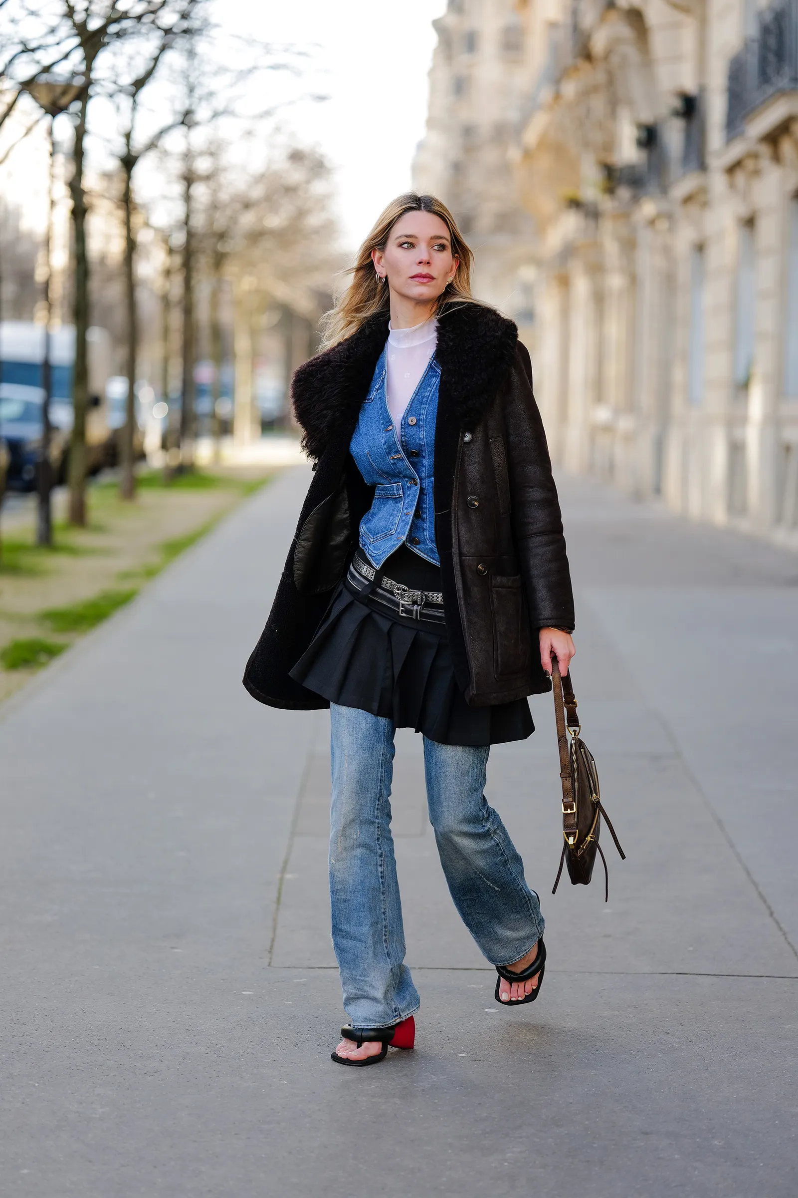Jeans en teenslippers in combinatie met een minirok