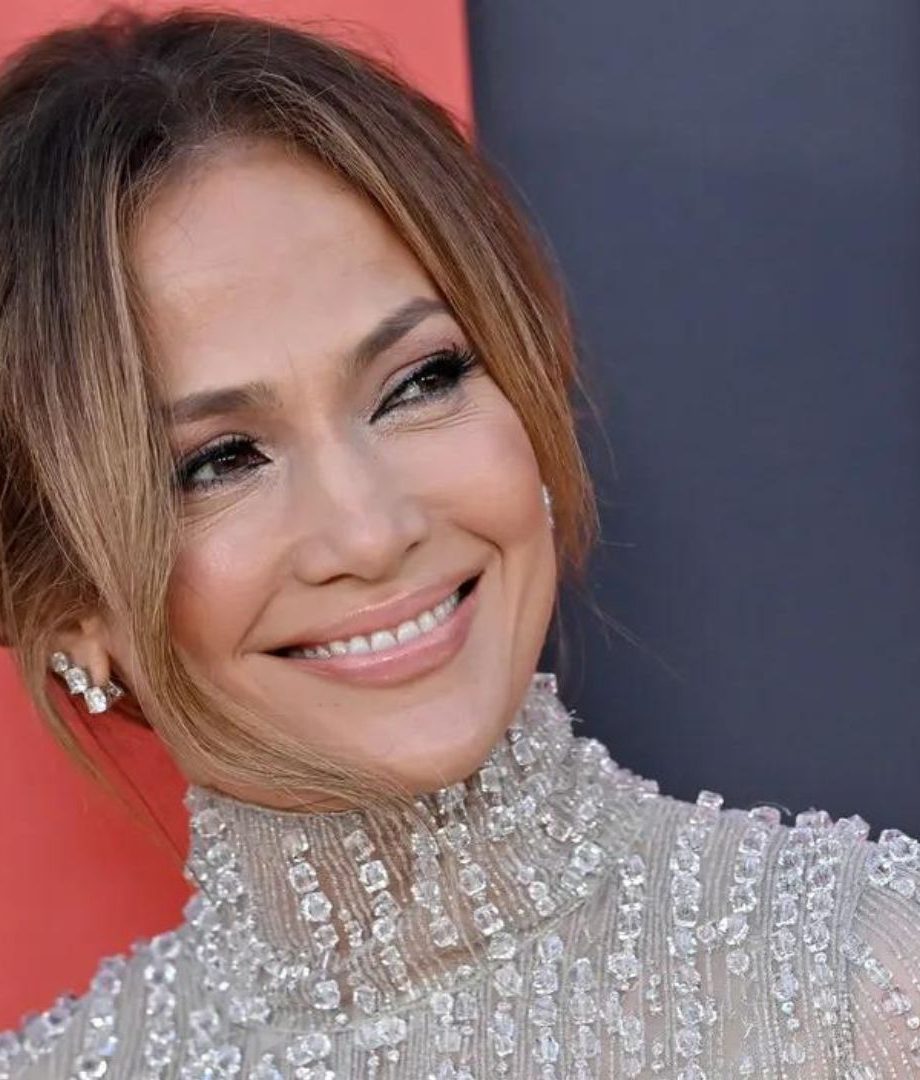 de-micro-french-manicure-van-jennifer-lopez-is-een-must-try-voor-de-lente-248679