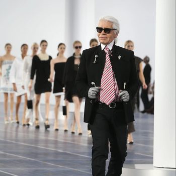 alles-wat-we-weten-over-kaiser-karl-de-serie-over-het-leven-van-ontwerper-karl-lagerfeld-245902