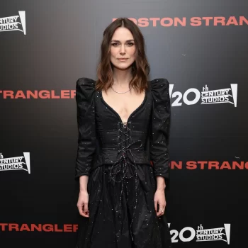 keira-knightley-keert-terug-op-de-rode-loper-in-vivienne-westwood-korset-en-gewild-sieradenlabel-246616