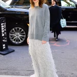 Keira Knightley in veren rok met grijze trui